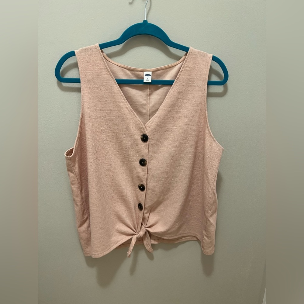 Peach tank with tie in front